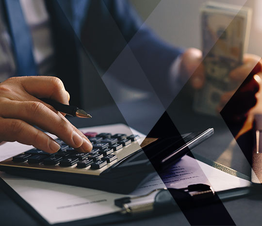 Imagen, persona contando dinero con calculadora